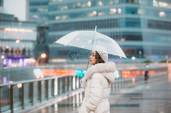 冬季户外孤单女性背影撑伞图片