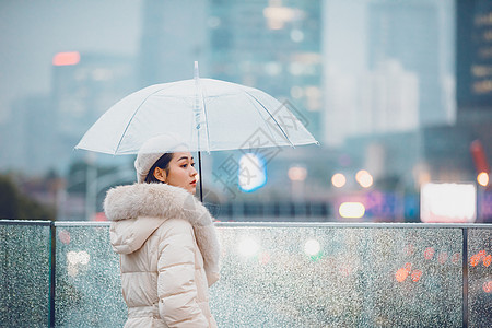 冬季户外孤单女性背影撑伞图片