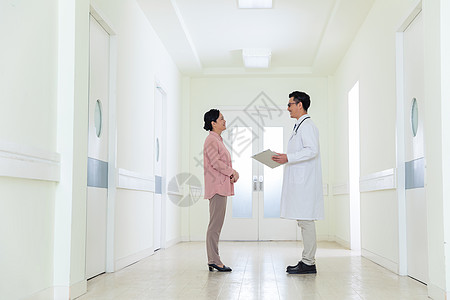 医生与患者走廊聊天高清图片