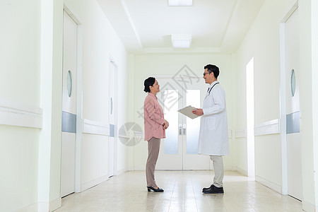 医生与患者走廊聊天图片