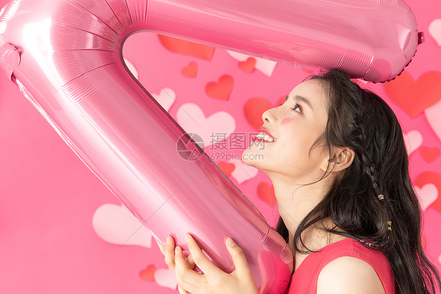 抱着气球的情人节美女图片