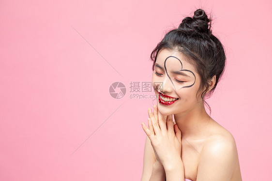 脸上有爱心的可爱少女图片