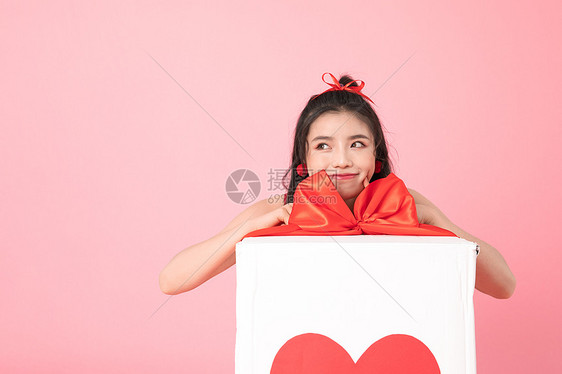 情人节准备拆礼物的女孩图片