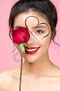 脸上有爱心的美女手拿玫瑰图片