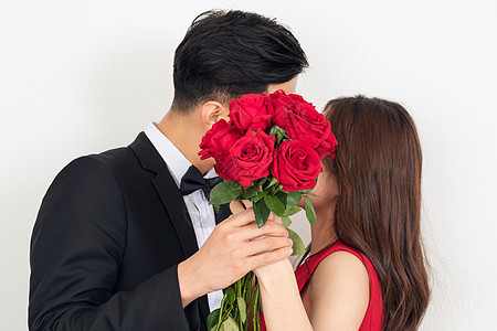 情人节男生送女生玫瑰花亲吻图片