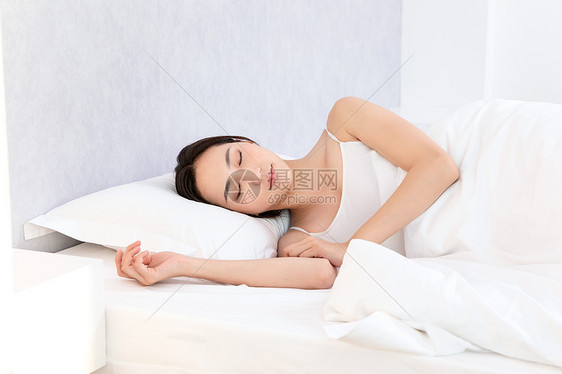 青年居家女性睡觉睡眠图片