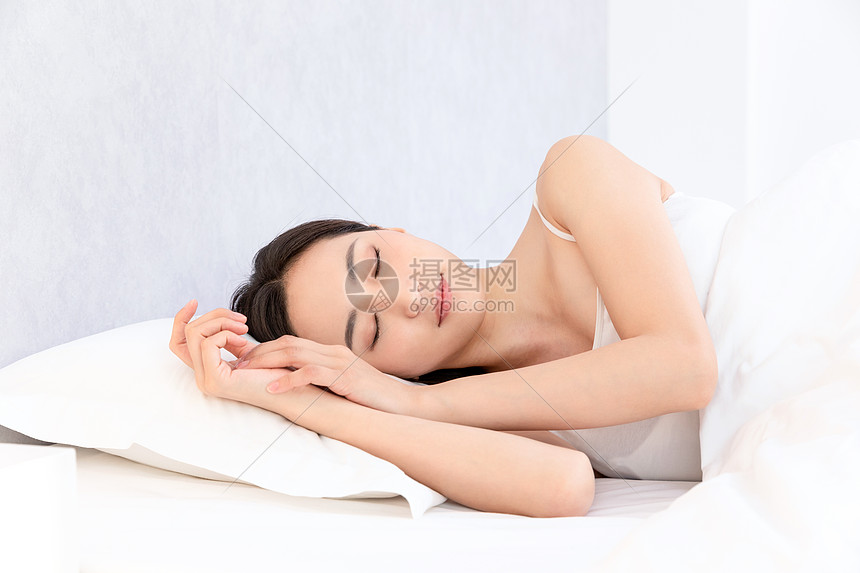 青年居家女性睡觉睡眠图片