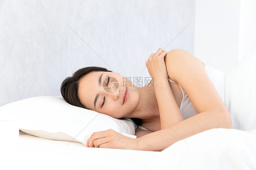 青年居家女性睡觉睡眠图片