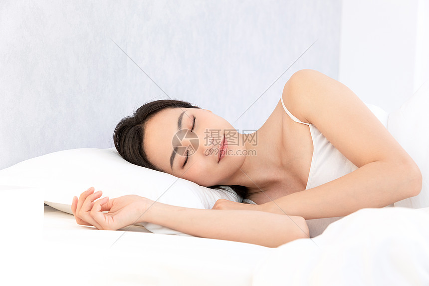 青年居家女性睡觉睡眠图片