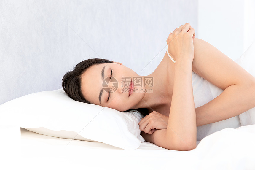 青年居家女性睡觉睡眠图片