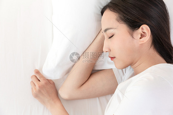 居家青年女性睡觉睡眠图片