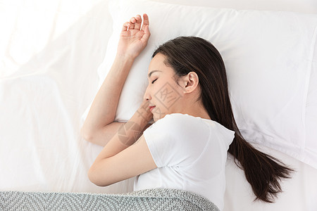 居家青年女性睡觉睡眠高清图片