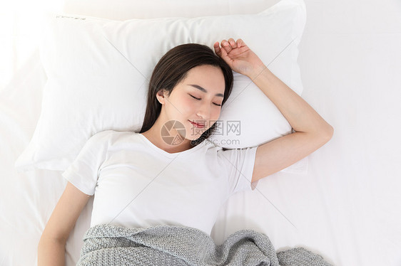 居家青年女性睡觉睡眠图片