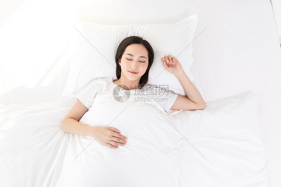 居家青年女性睡觉睡眠图片