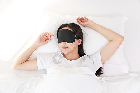 居家青年女性戴着眼罩睡觉图片