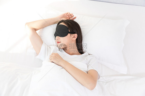 居家青年女性戴着眼罩睡觉图片