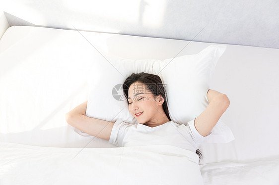 居家青年女性睡觉睡眠图片