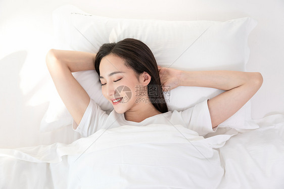 居家青年女性睡觉睡眠图片