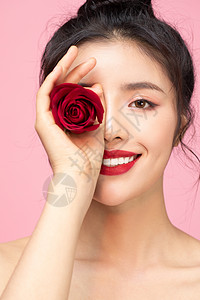 拿着玫瑰花的情人节甜美女性图片