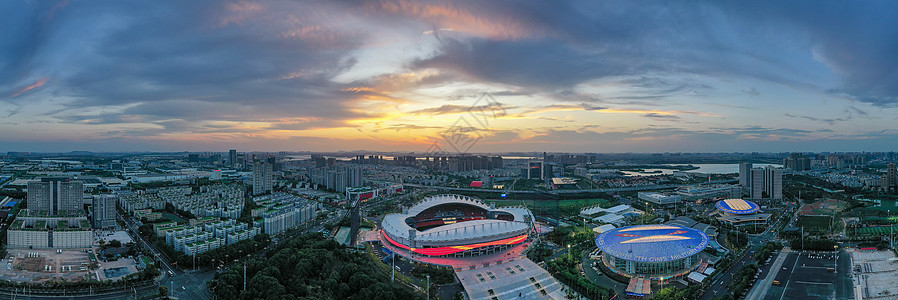 夕阳晚霞下的武汉城市全景长图图片