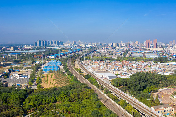 武汉站铁轨穿过的城乡结合部城中村风景图片