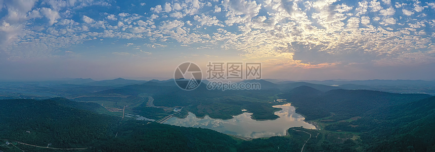 ‘~湖北荆门白鹿山庄山顶俯瞰日出乡村水库长图  ~’ 的图片