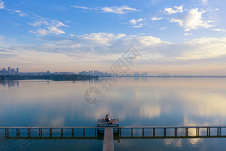 航拍武汉东湖凌波门栈道水天一色背景图片