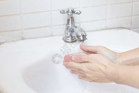 女孩在认真洗手预防病毒细菌图片