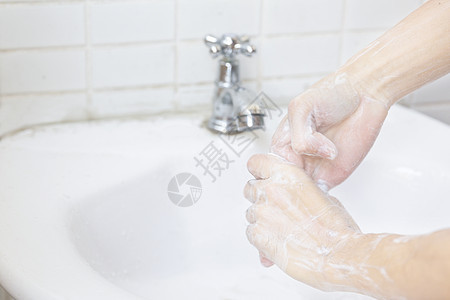 女孩在认真洗手预防病毒细菌背景图片