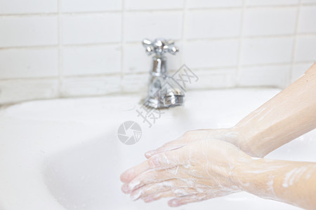 女孩在认真洗手预防病毒细菌图片