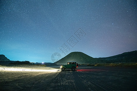 黄色星空印尼布罗莫火山星空背景