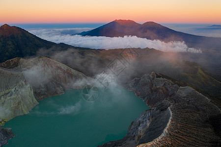 印尼宜珍火山湖硫磺开采航拍图片