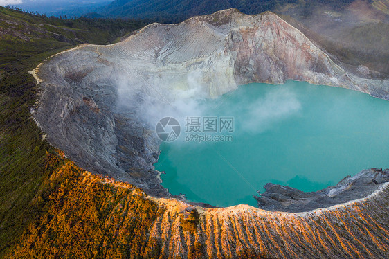 印尼宜珍火山湖硫磺开采航拍图片