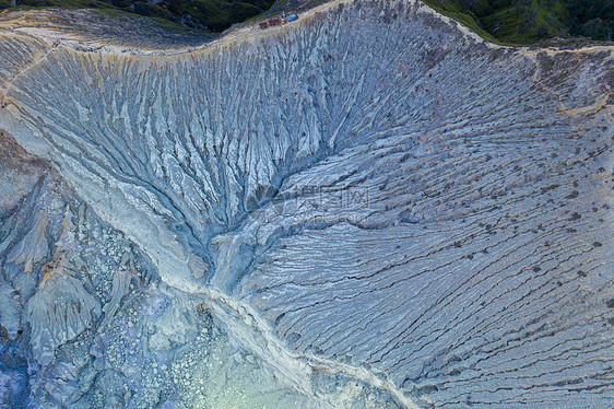 印尼宜珍火山湖硫磺开采航拍图片