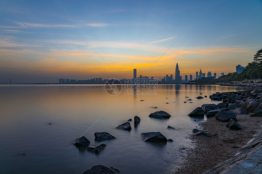 夕阳云下深圳湾公园图片