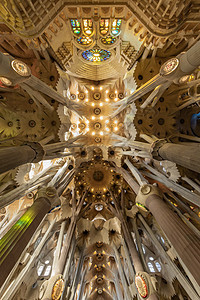 西班牙巴塞罗那圣家堂内部穹顶图片