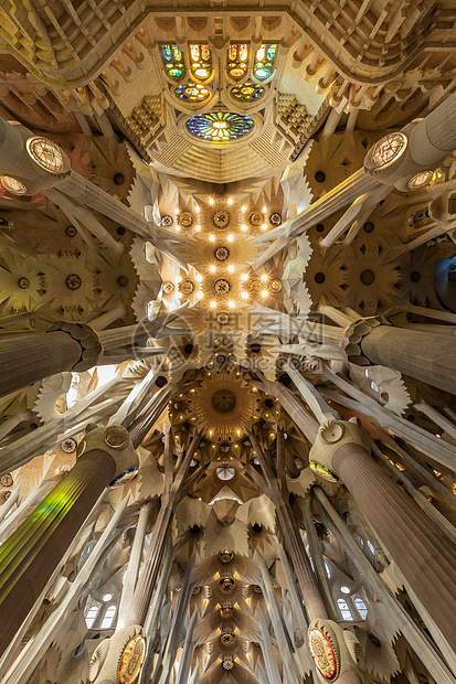 西班牙巴塞罗那圣家堂内部穹顶图片