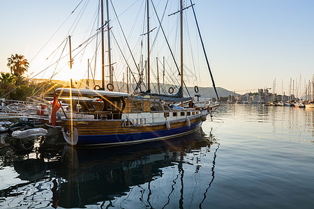 土耳其博德鲁姆爱琴海上的游艇图片
