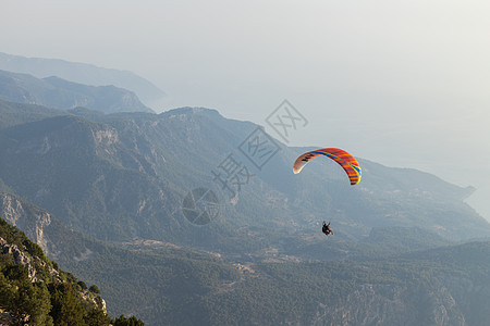 土耳其天空中飞翔的滑翔伞图片
