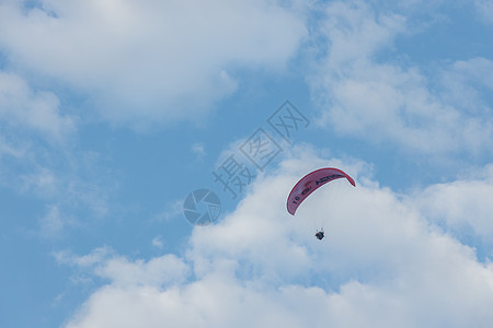 滑翔的滑翔伞图片