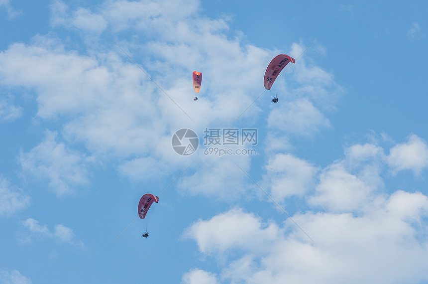 天空中飞翔的滑翔伞图片