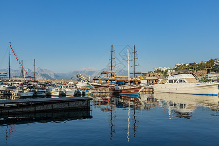 土耳其安塔利亚城老城港口与帆船图片