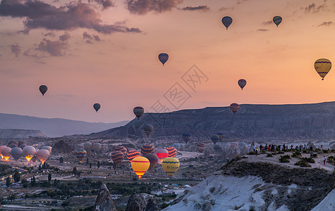 晚霞夕阳日出升空的土耳其热气球背景