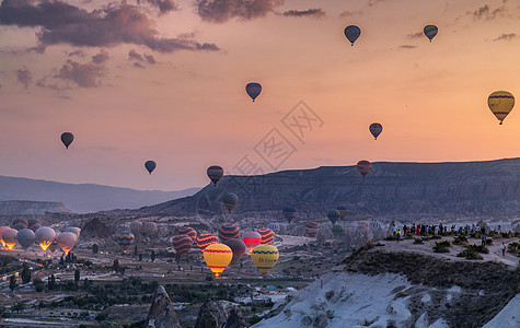 日出升空的土耳其热气球图片