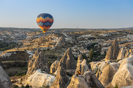土耳其卡帕多西亚喀斯特地貌与热气球图片