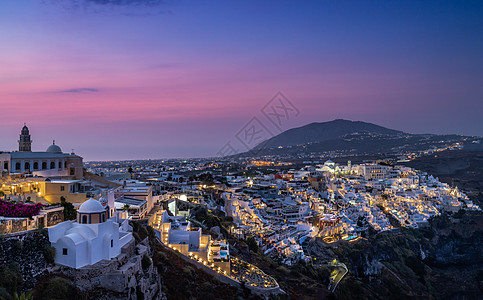 欧洲圣托里尼希腊海岛圣托里尼悬崖上的小镇夜景背景