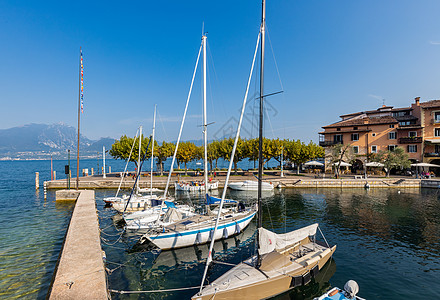 意大利加尔达湖区上的帆船图片