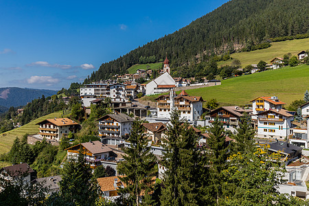 意大利小镇意大利阿尔卑斯山区群山乡村木屋背景