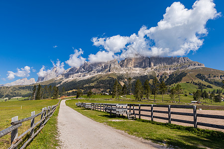 蓝天白云阿尔卑斯山区自然风光图片