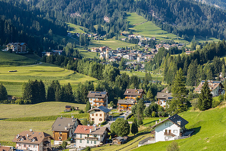 欧洲乡村小镇意大利阿尔卑斯山区乡村田园风光背景